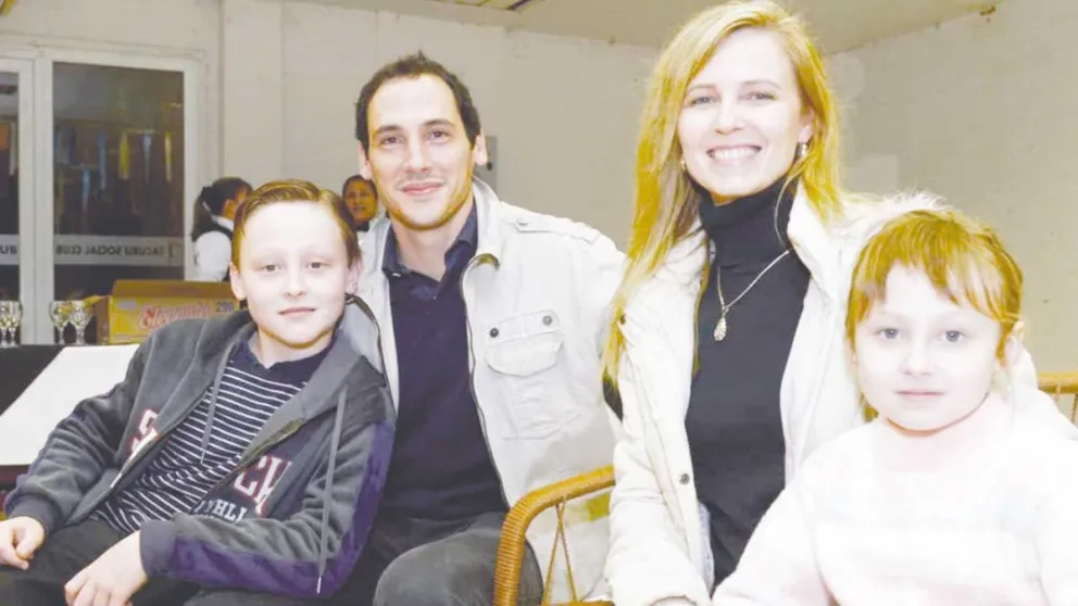 Nicolás y Valeria juntos a sus hijos en la jornada de cierre de la Copa El Territorio de golf, uno de los eventos más esperados de la temporada.