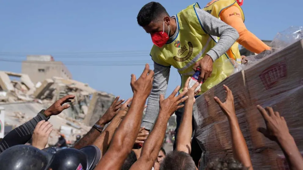 Rescatistas de varios países se empezaron a sumar a las búsquedas.  Foto: AP