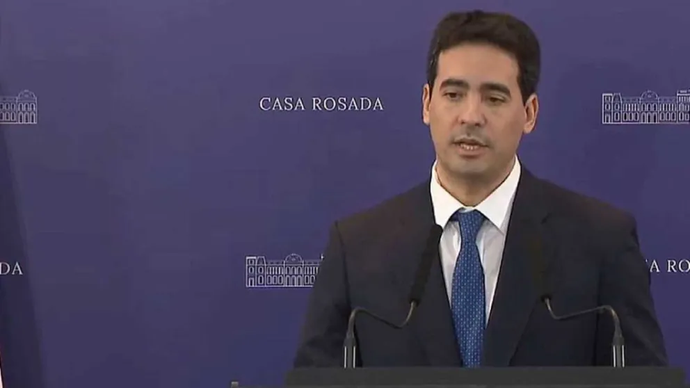 En su primera aparición no aceptó preguntas de periodistas acreditados.  