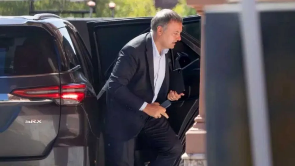 Habría varias versiones sobre el cambio de Adorni por Santilli. 