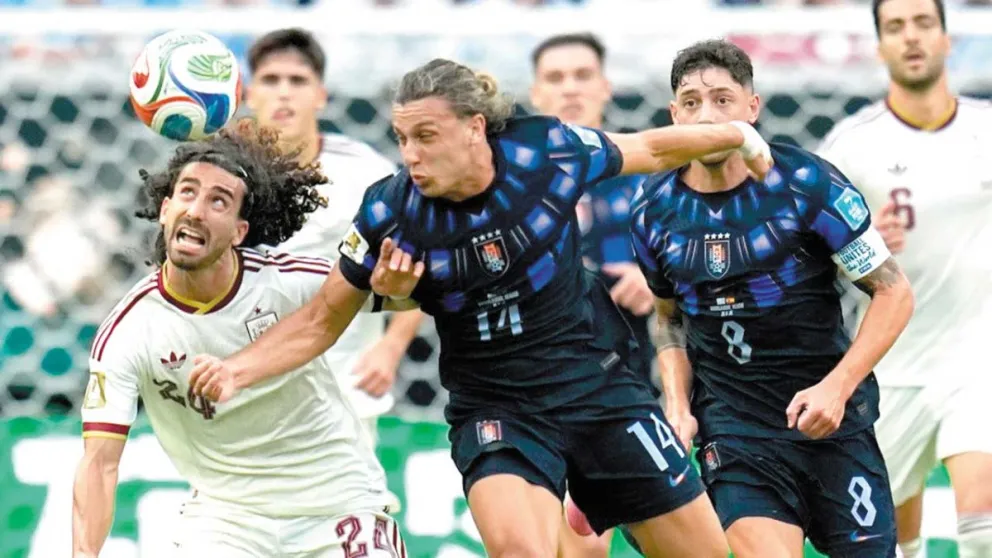 El partido fue disputado, friccionado en cada sector del campo. Foto: AP