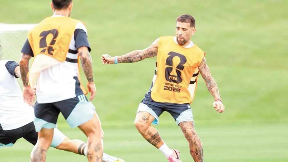 Otamendi llevará la cinta de capitán, a falta de Messi en el campo.