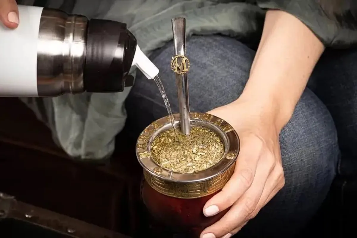Tomó 20 termos de mate en un día por una apuesta y terminó internado de urgencia