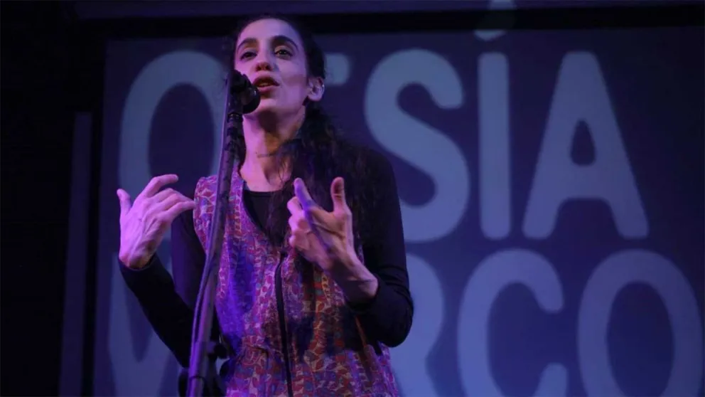 Además de escritora, Lucia es docente universitaria y productora de radio y televisión.