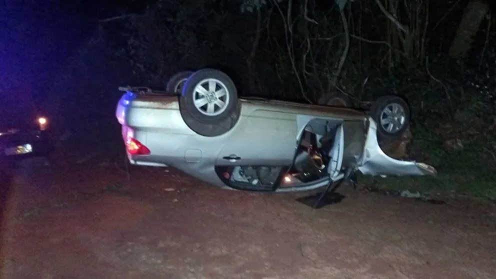 El conductor del vehículo volcó su auto durante la fuga. Foto: Polmis