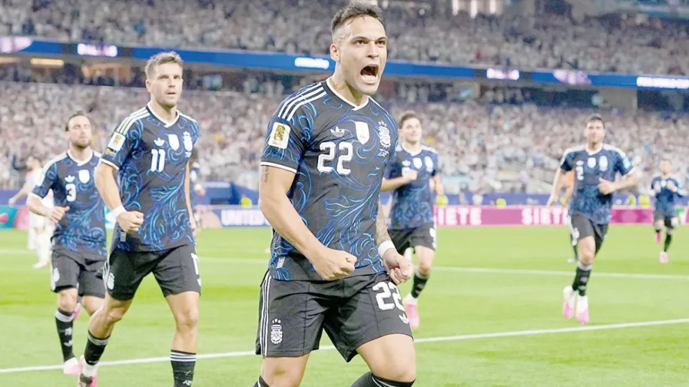 De penal, Lautaro Martínez marcó su primer tanto mundialista. Foto: AP