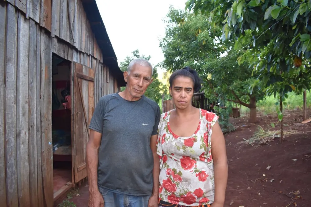 Los padres de Anselmo De Olivera (21), repudiaron la excarcelación de la joven sospechosa de cómplice y piden que encuentren al prófugo. 