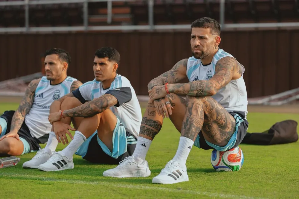 Los jugadores y el desgaste por la competencia y el calor. //Foto: AFA Selección