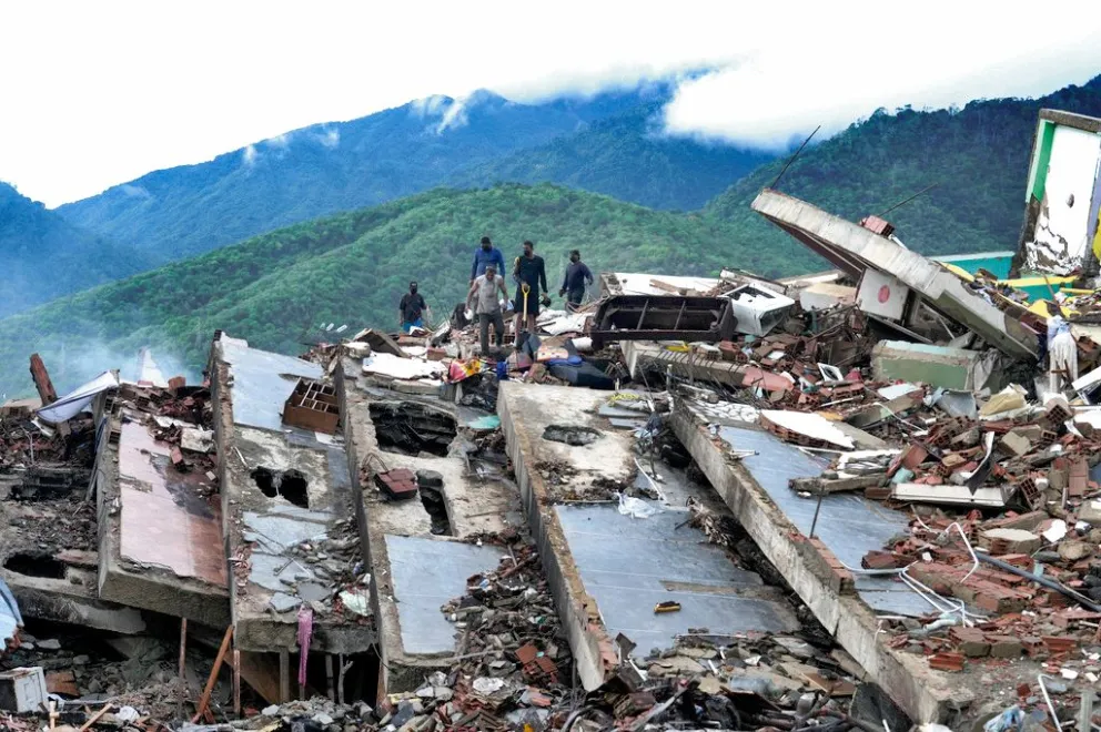 El rastrillaje para hallar supervivientes sigue en la zona de grandes edificios.  Foto: ap