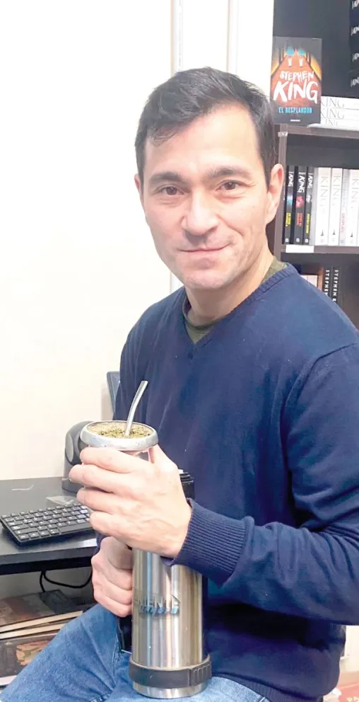 Fabián Benítez se declaró fan de contar historias y esta vez sus narraciones llegan en formato libro. 