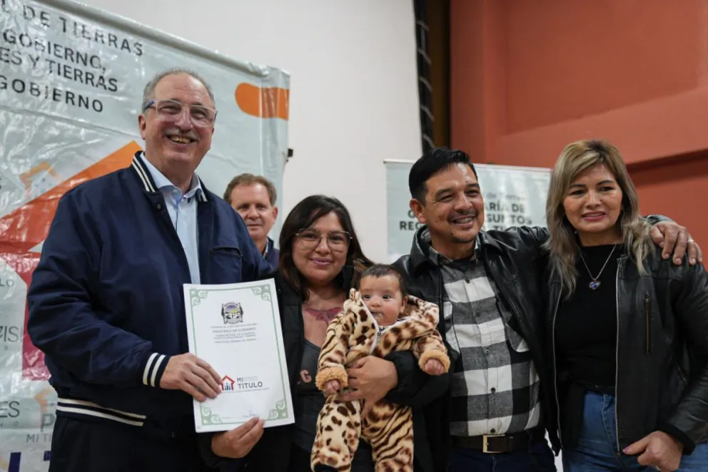 Passalacqua hizo entrega de títulos de propiedad a familias de Puerto Iguazú.