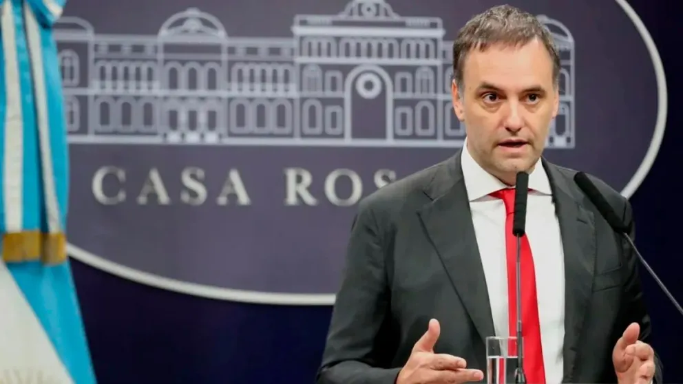 Analizan si más funcionarios realizaron compras para Manuel Adorni.  