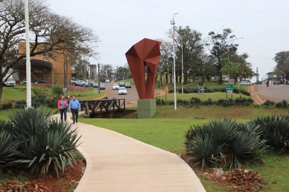 El Parque Cainguás de Aristóbulo del Valle es un paseo de esculturas al aire libre