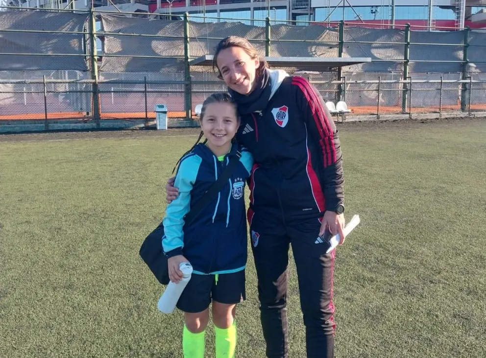 Ginha María junto a una de las profes del club Millonario. 