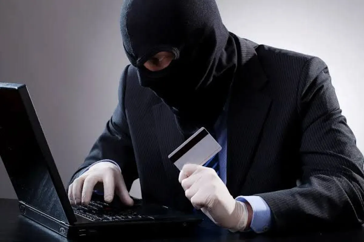 Usó la tarjeta de su colega para contratar Netflix y otras aplicaciones