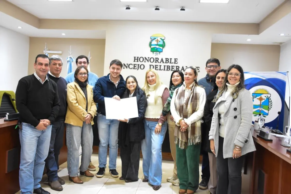 El concejo de Santo Tomé reconoció a artistas y deportistas que brillan en grandes escenarios
