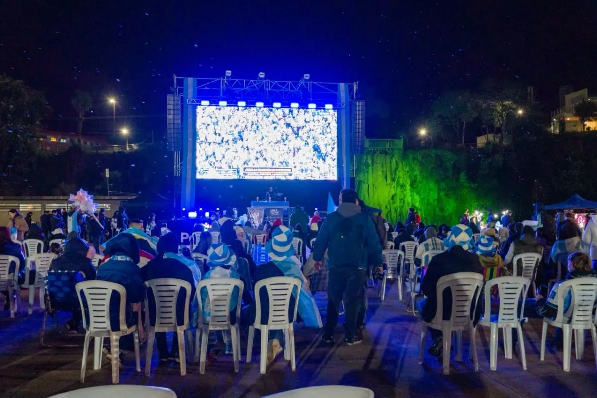 Posadeños desafían el frío y se reúnen en La Cascada para alentar a la Selección Argentina