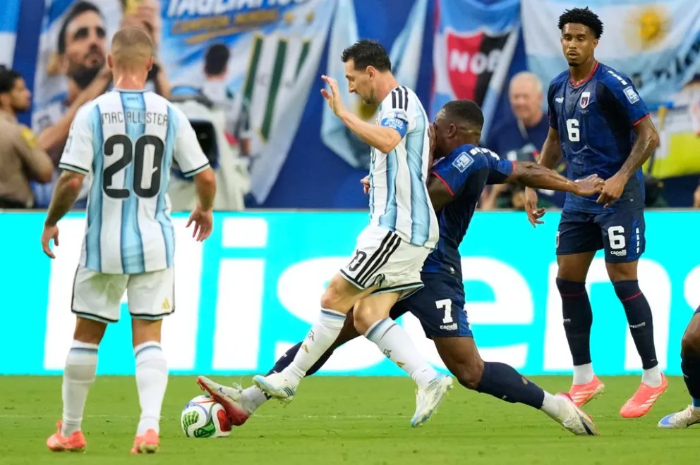 Argentina supera a Cabo Verde con un golazo de Messi 
