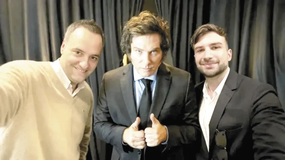 Manuel Adorni, Javier Milei y Mauricio Novelli. 