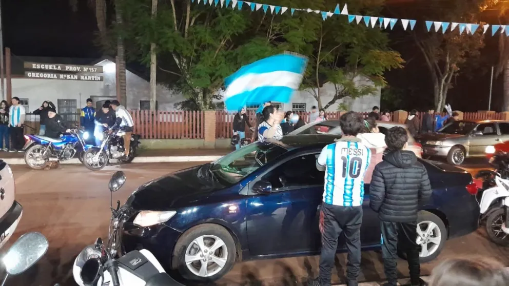 En Puerto Libertad los vecinos de los distintos barrios se concentraron en la avenida Perón. MIguel Garcete