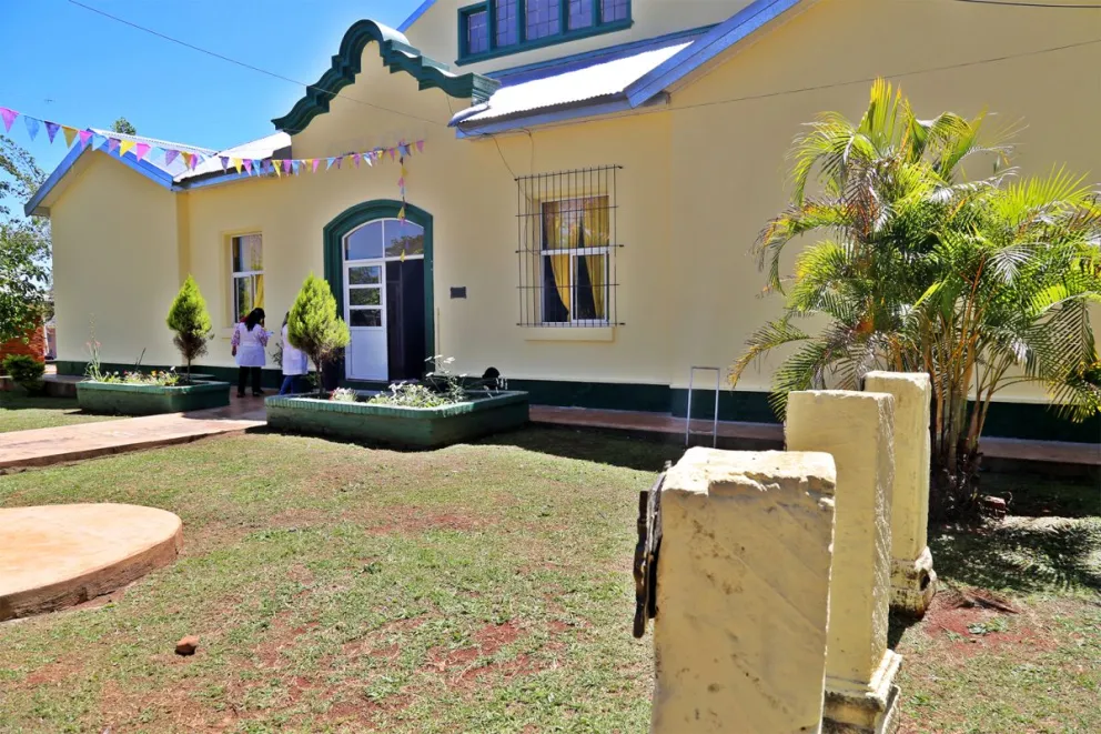 La escuela conserva su fachada original y contiene vestigios jesuíticos que también son patrimonio. Fotos: archivo El Territorio