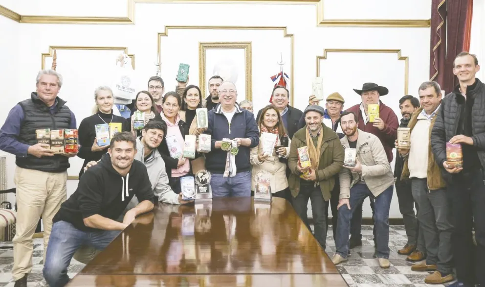Passalacqua junto a los ganadores del primer Mundial de Yerba Mate.