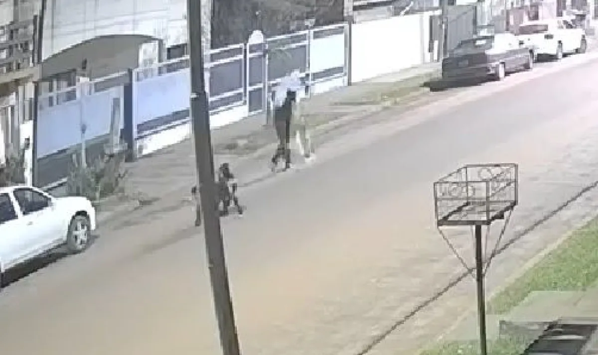 Escrachan en redes a un santotomeño por golpear a una mujer en la calle