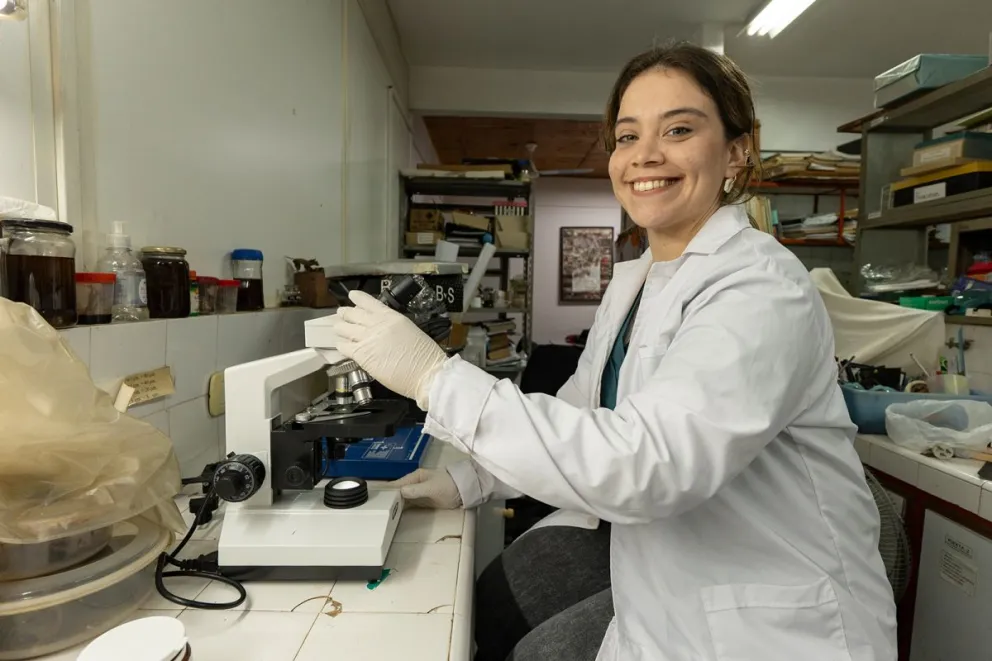 La investigadora aprendió la pasión por investigar de su profesor Carlos Altamirano. //Fotos: Marcelo Rodríguez.
