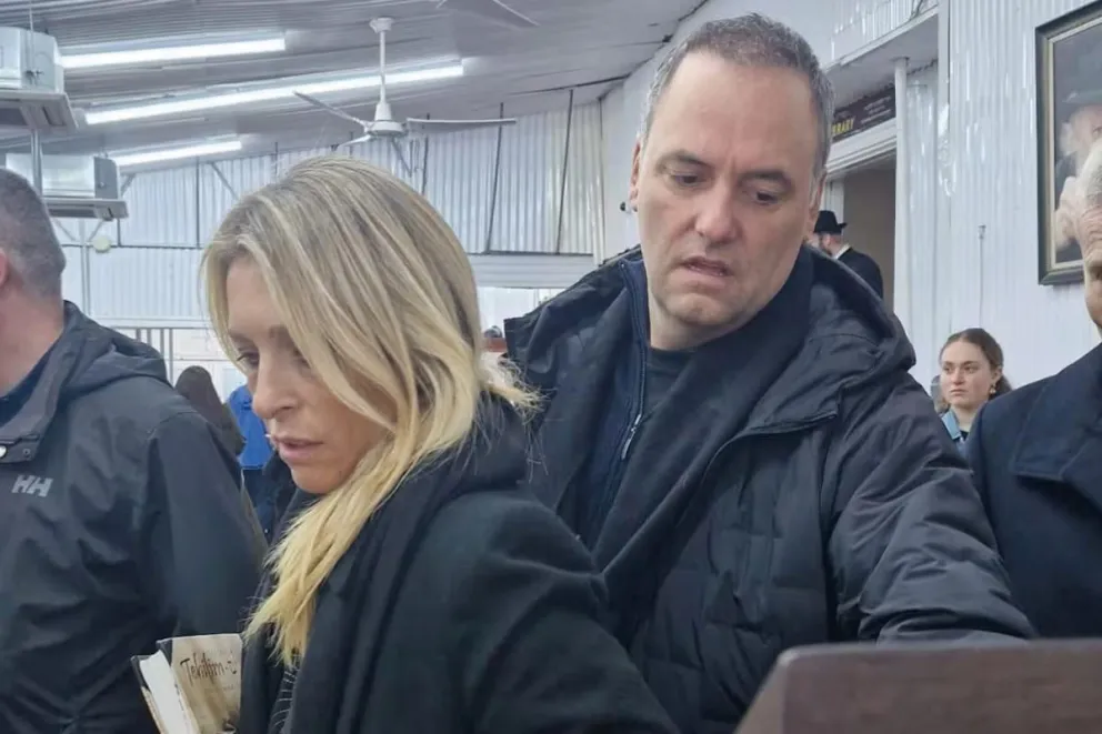 Manuel Adorni y su esposa Bettina Angeletti seguirán siendo investigados en sus gastos.  