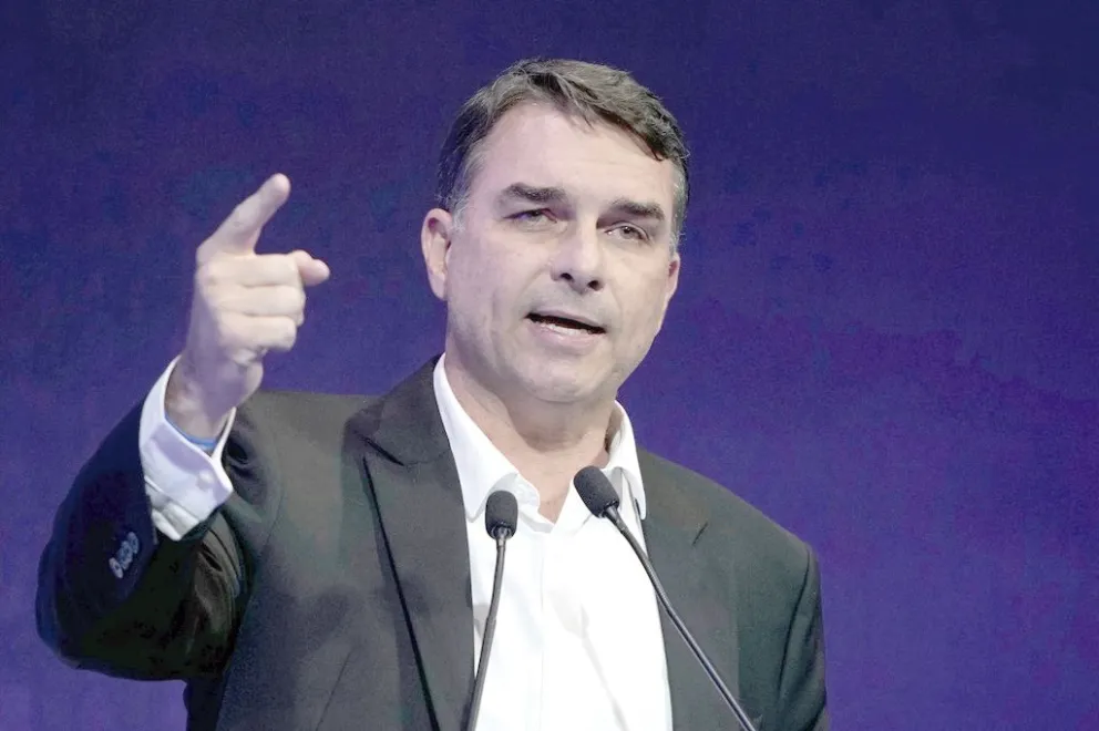 Flávio Bolsonaro se mantiene como opositor a Lula da Silva.  Foto: ap