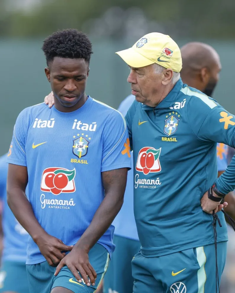 Ancelotti junto a Vinicius Jr. en el entrenamiento matutino.