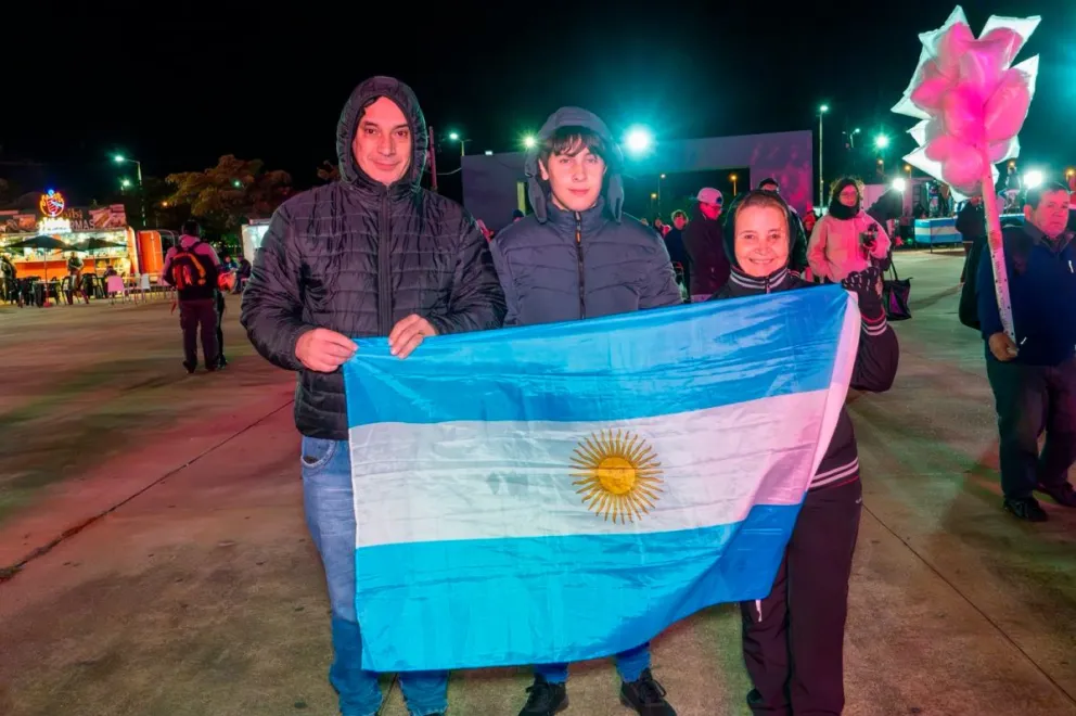 Bernardo Rovira, Vicente Rovira y Ofelia Núñez, oriundos de Virasoro, le hicieron frente al frío y festejaron la clasificación a octavos de final.