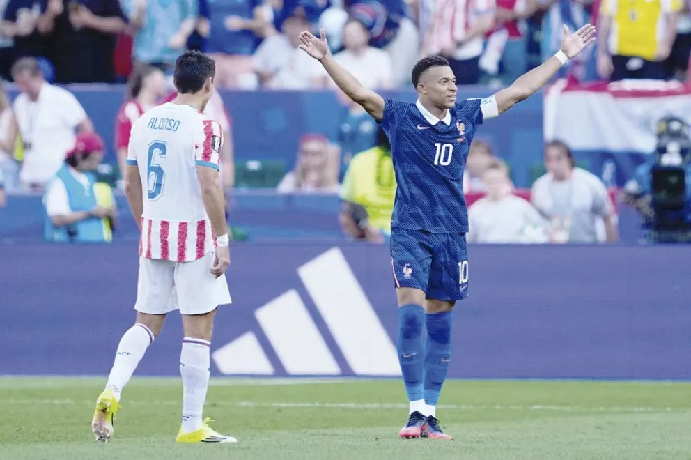 Mbappé rompió el cero, llegó a los 7 goles en la Copa del Mundo y a los 19 en todas los mundiales y dejó atrás a una complicada Paraguay
