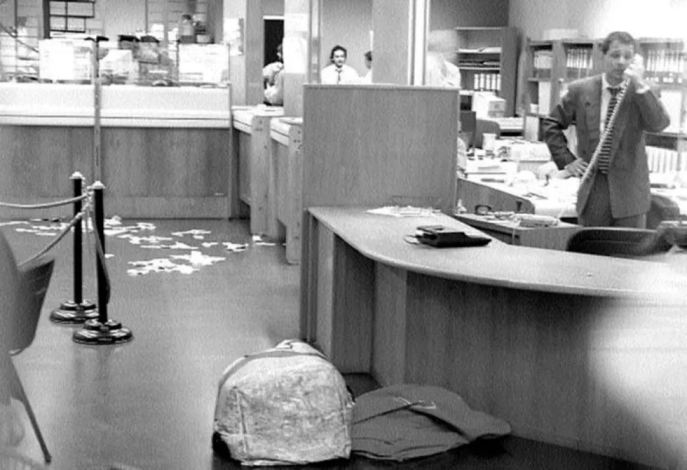 En la fuga los delincuentes perdieron una bolsa, dejando fajos en el piso.