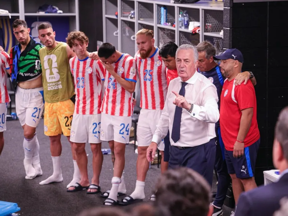 Gustavo Alfaro podría no seguir como DT. //Foto: Albirroja Oficial (Facebook).