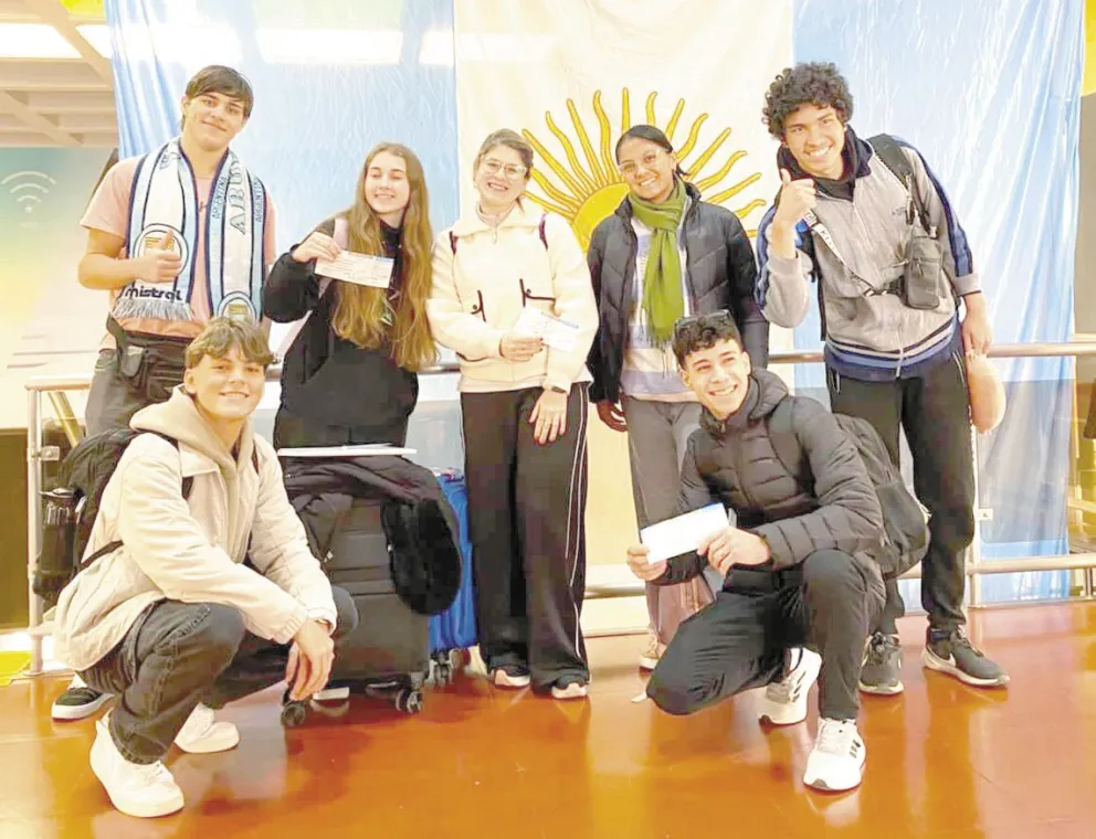 La profesora Virginia Reichel acompaña a los becarios durante el intercambio.  