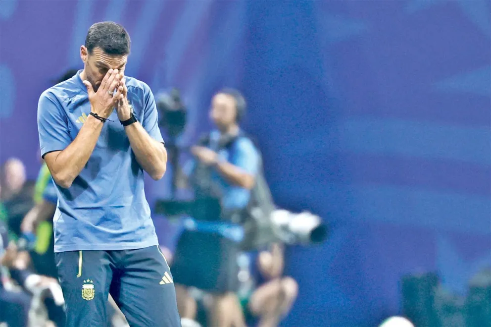 Lionel Scaloni no se contuvo en el gol de Messi, el empate ante Egipto, y se fue de la cancha llorando. foto: ap