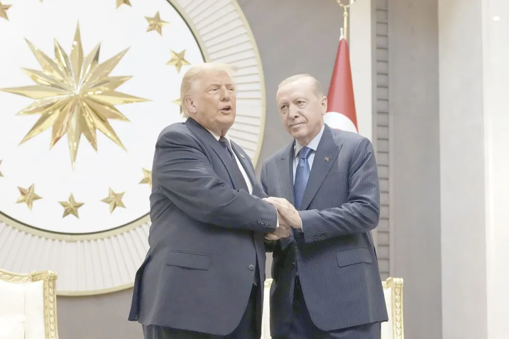 El presidente de Estados Unidos, Donald Trump, estrecha la mano de su par de Turquía, Recep Tayyip Erdogan. 