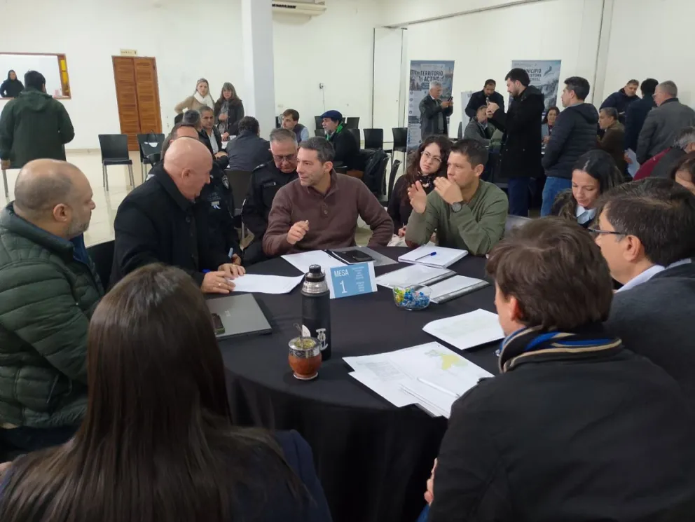 Jefes comunales junto a miembros del gabinete provincial. //Foto: Norma Devechi.