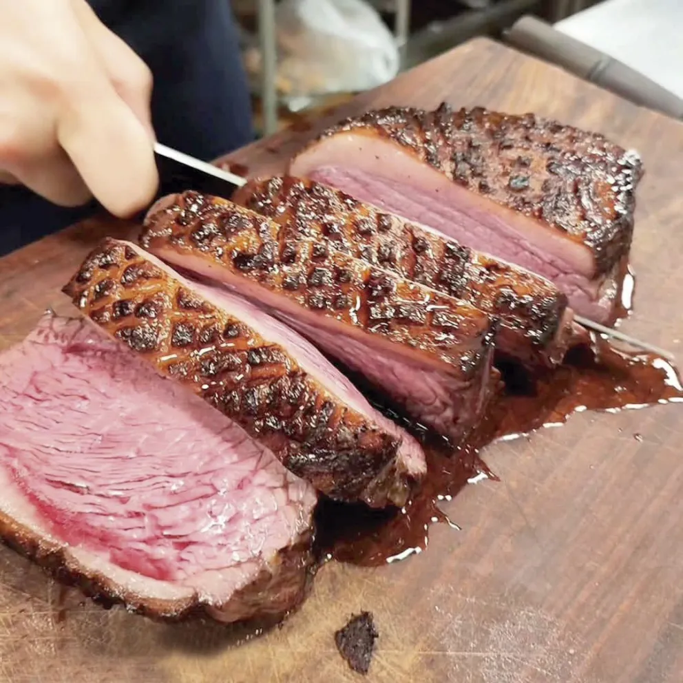 Es una carne más magra, por lo que se debe cocinar menos para que no seque.