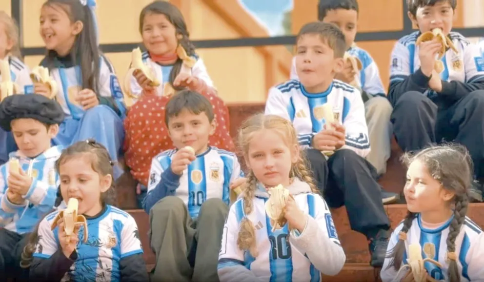 Se puede ayudar a ganar el concurso votando el videoclip de los chicos en la página de Fruteá tu Escuela. Fotos: Carina Martínez