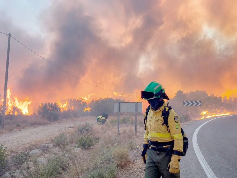 El fuego se habría originado por la caída
de un poste de luz.