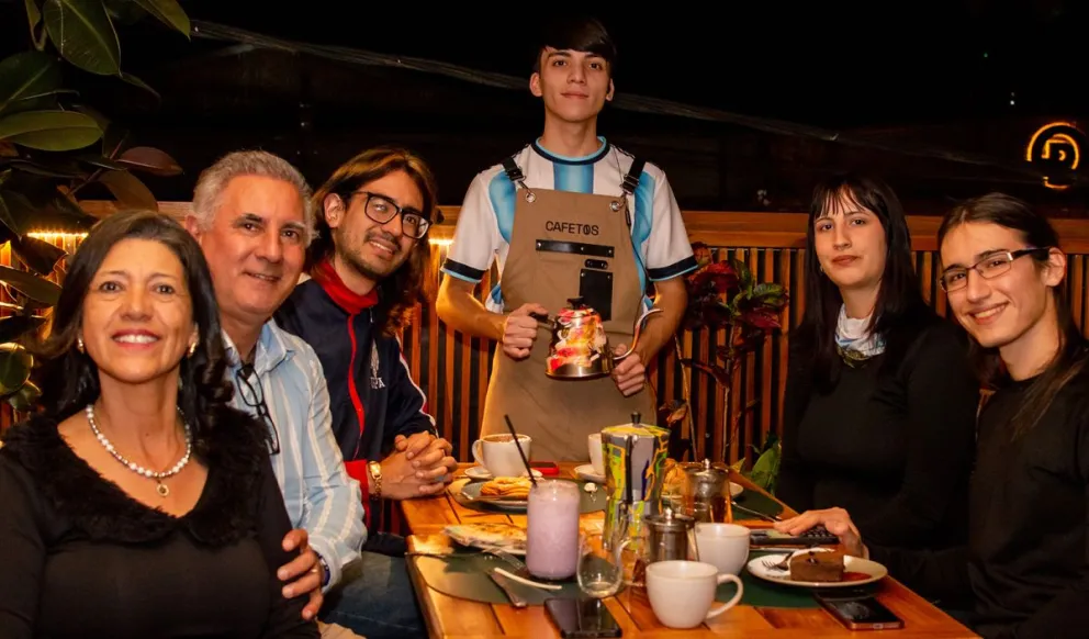 Miryam Aguilar, Fernando Blanco, Piero, Pablo, Julieta y Ezequiel en Cafetos.