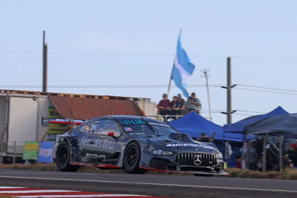 Fritzler sigue dominando en Posadas y ahora lo hizo con Mercedes Benz, que celebró su primera pole en Posadas. Fotos Gentileza Berna Bosco/Darío Gallardo/Damián Barischopolsch y Prensa ACTC