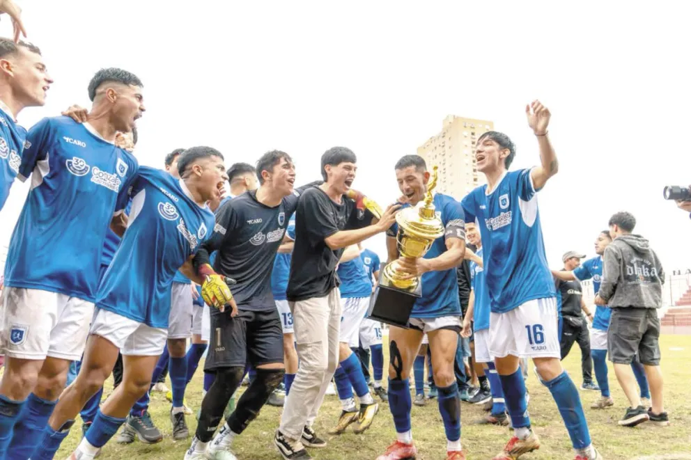 El Chulo Millán levanta la copa de campeón de la Súper Liga Posadeña.
Fotos: agustina vera