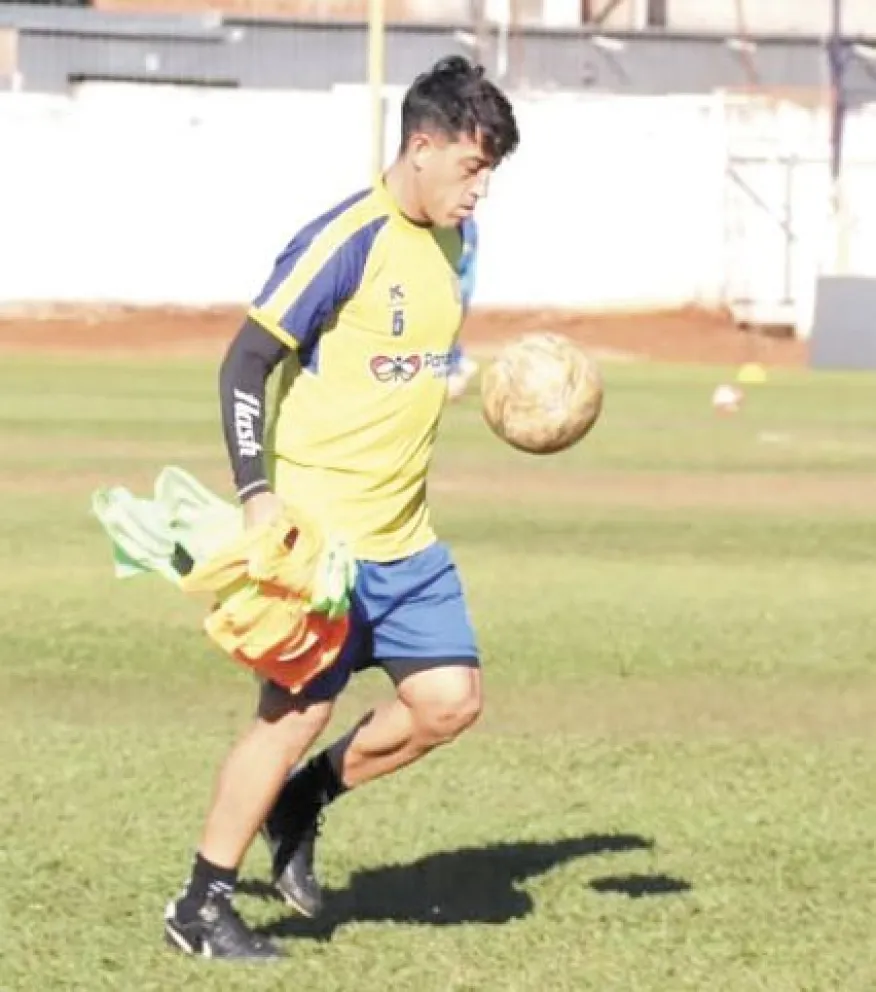 Leo Morales gana minutos en el mediocampo del Auriazul. //Foto: prensa Mitre.