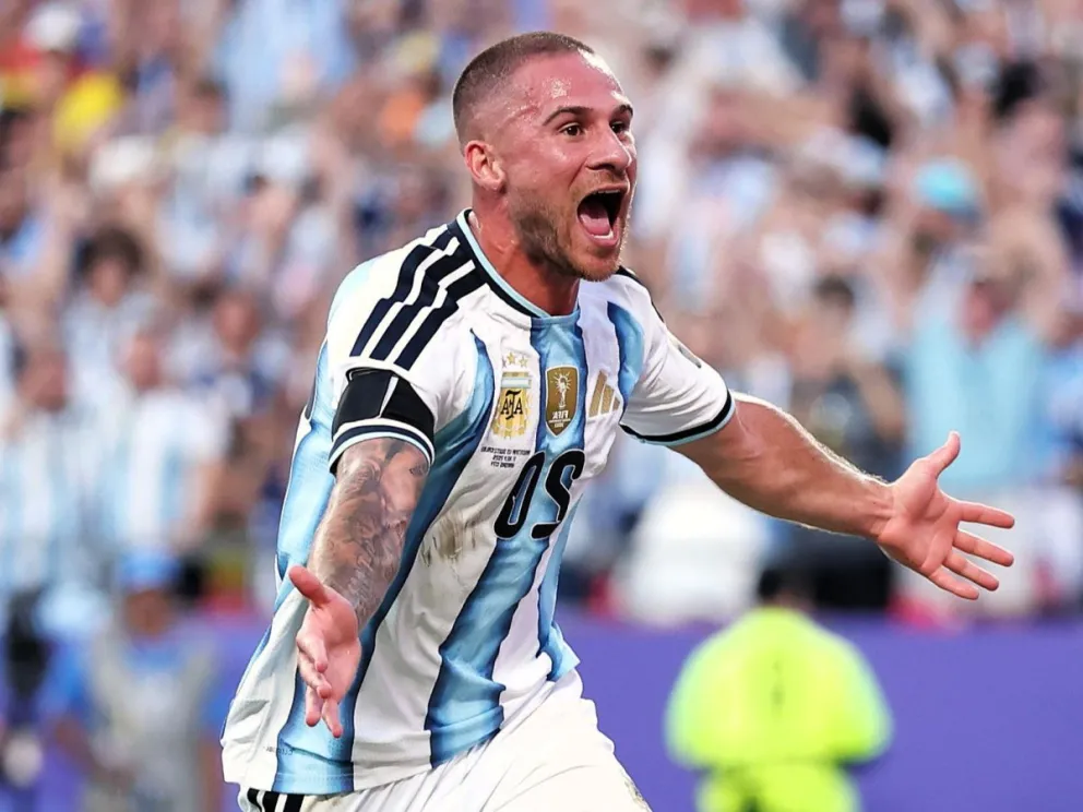 Mac Allister cabeceó un tiro de esquina ejecutado por Messi, y marcó el 1 a 0 para Argentina.