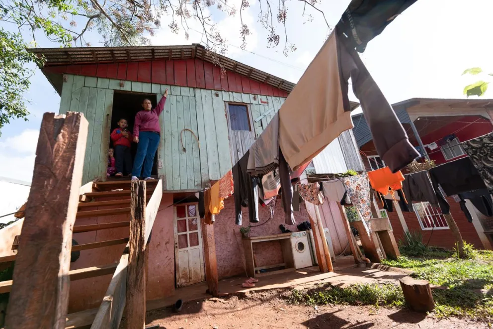 Pese a haber pasado por inundaciones antes, muchos vecinos deciden continuar viviendo a la vera del río.  