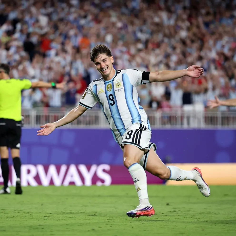Álvarez la clavó en el ángulo para poner el 2 a 1.