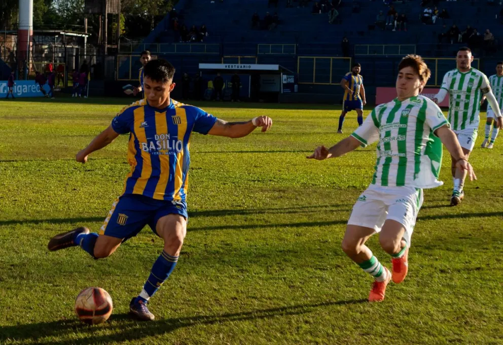 El partido fue parejo, de principio a fin. // Fotos: María Angélica de Perini. 